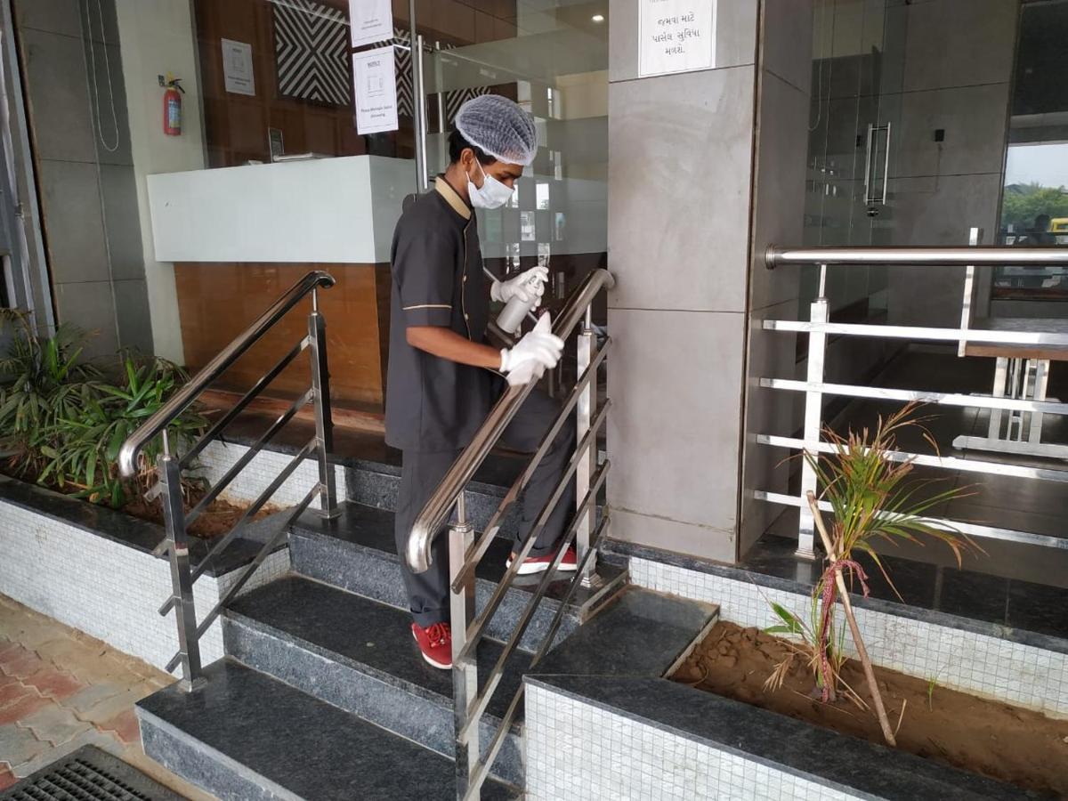 Hotel Satkar Chhatral Luaran gambar